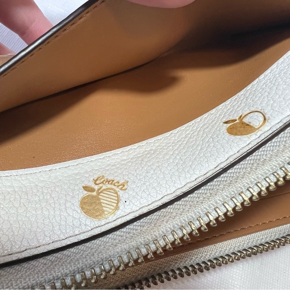 🌟Coach Zip Around Wallet pebbled cream leather
With Gold Apple Print EUC - Picture 7 of 7